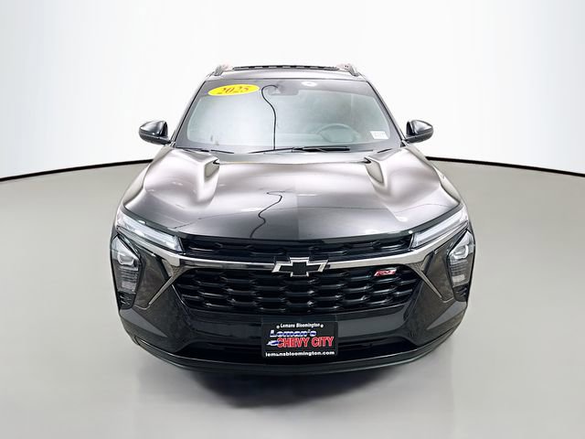 Used 2025 Chevrolet Trax RS w/ Sunroof Package FWD image 2