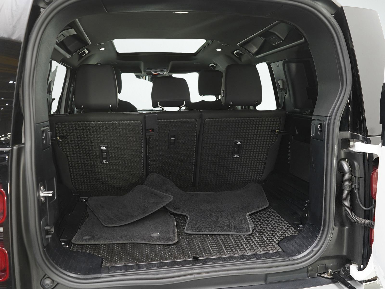 Used 2025 Land Rover Defender 110 S AWD/4WD image 9