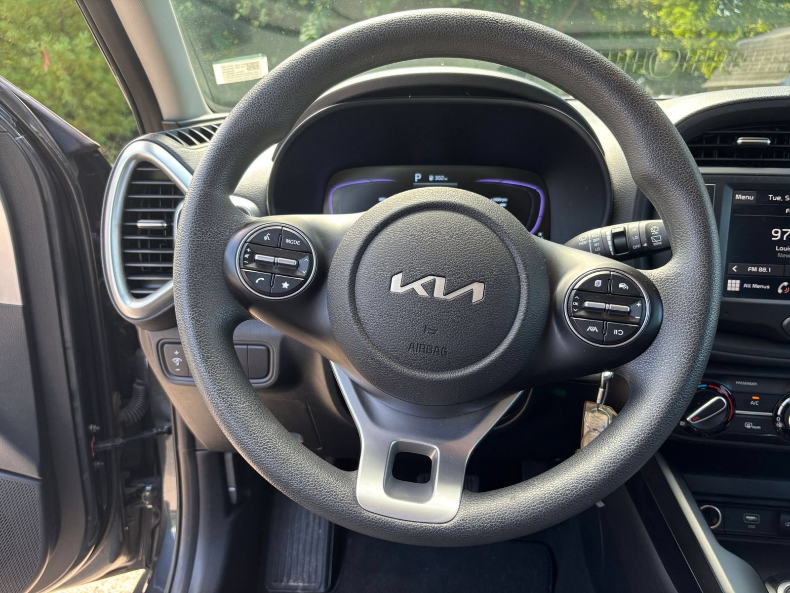 Used 2025 Kia Soul LX w/ LX Technology Package FWD image 31