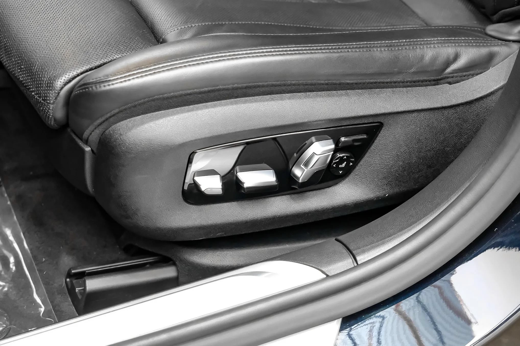 Used 2019 BMW 740i w/ Executive Package RWD image 35