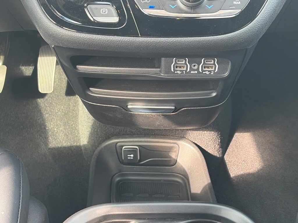Used 2025 Chrysler Pacifica Select FWD image 15