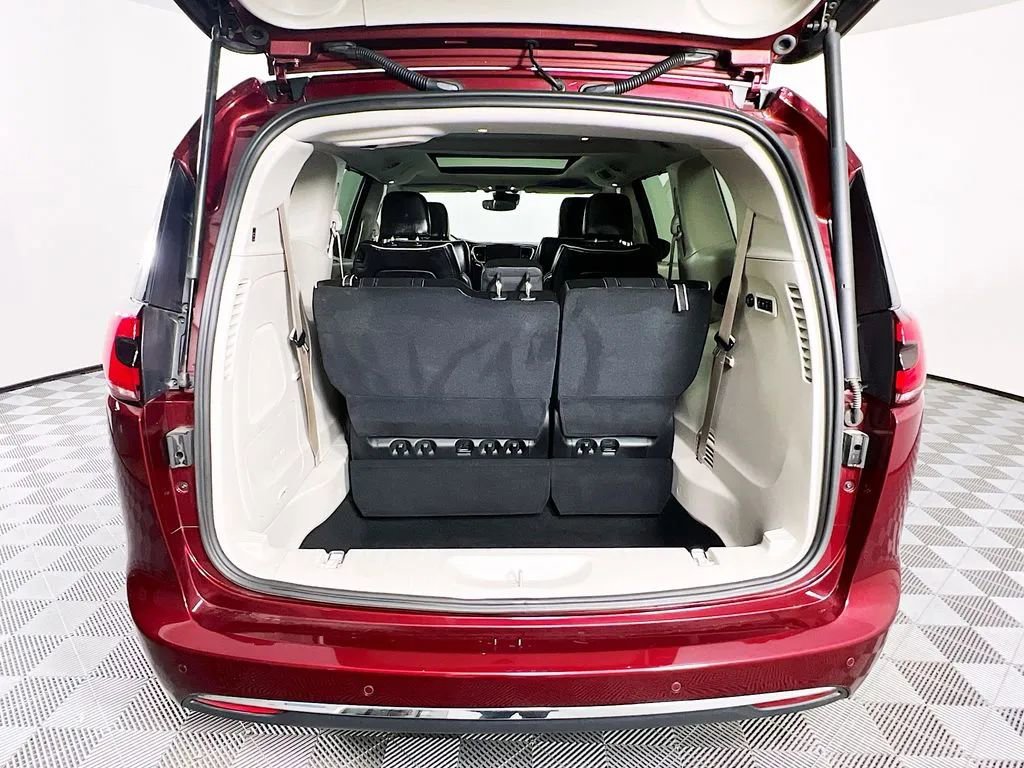 Used 2021 Chrysler Pacifica Limited image 28