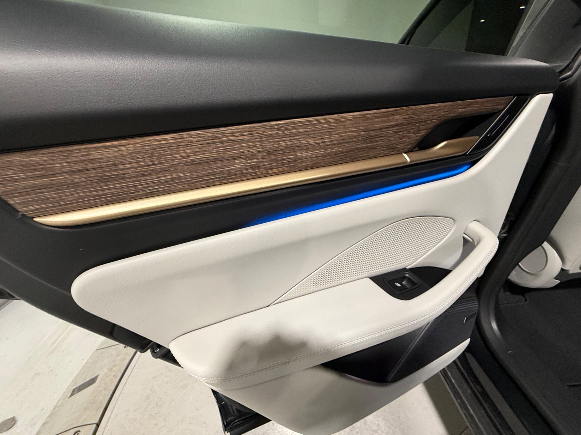 Used 2024 Porsche Macan 4 Electric w/ Premium Package image 77