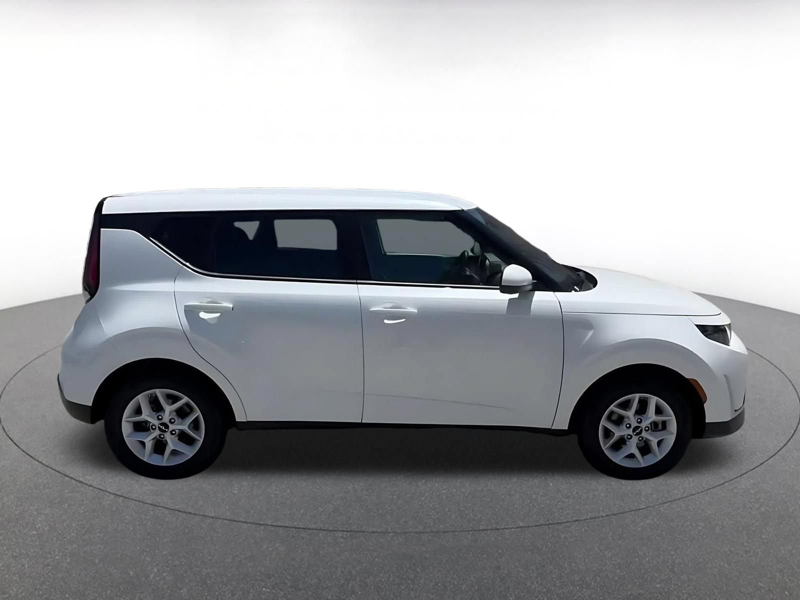 Used 2025 Kia Soul LX w/ LX Technology Package FWD image 16
