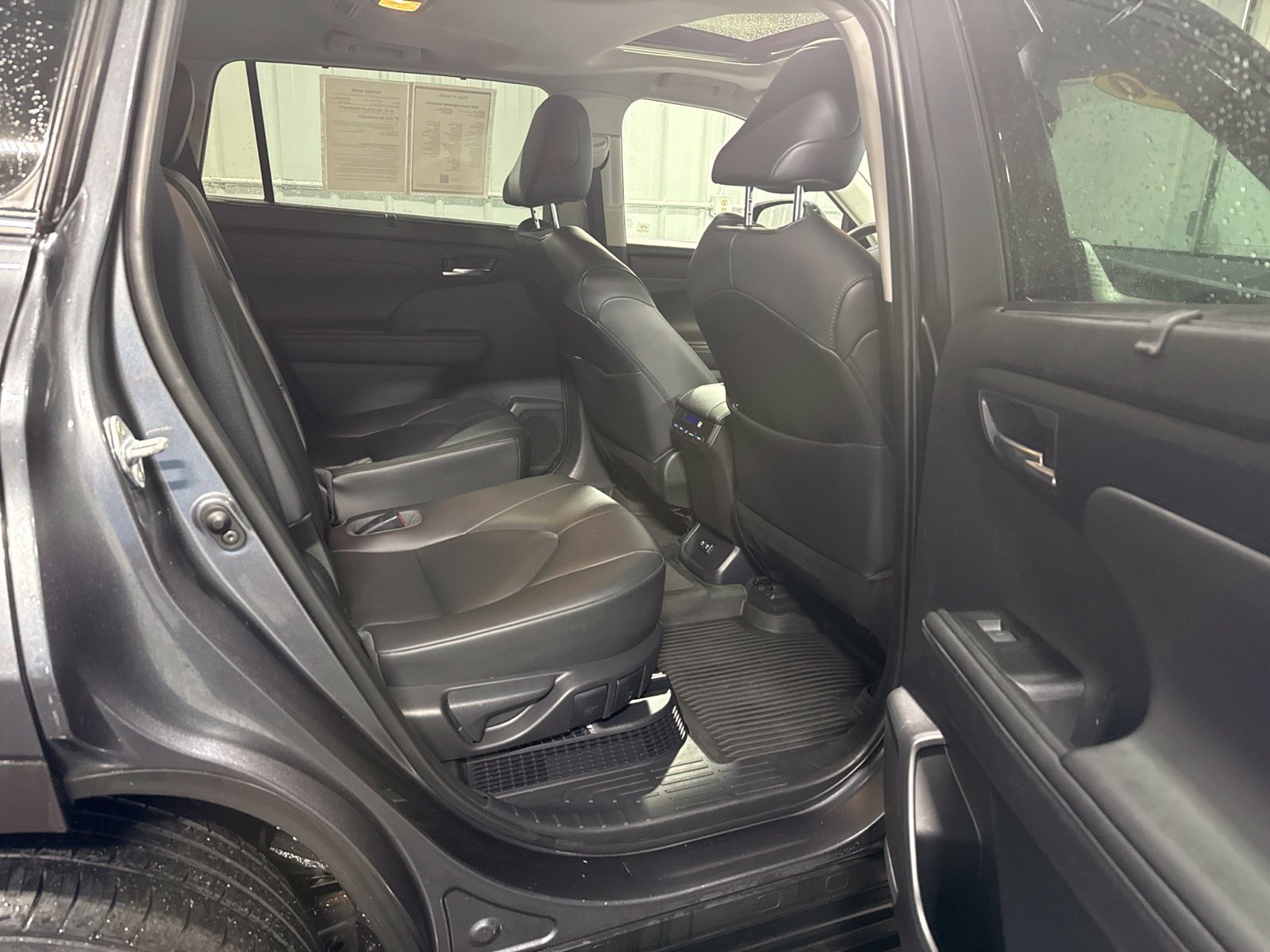 Used 2020 Toyota Highlander XLE AWD/4WD image 16