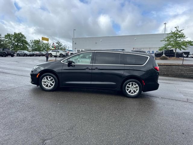Used 2023 Chrysler Pacifica Touring-L FWD image 8
