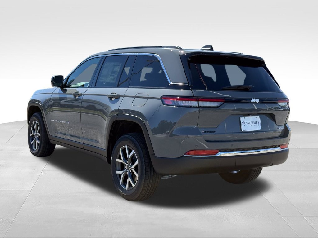 New 2027 Jeep Grand Cherokee Laredo RWD image 3