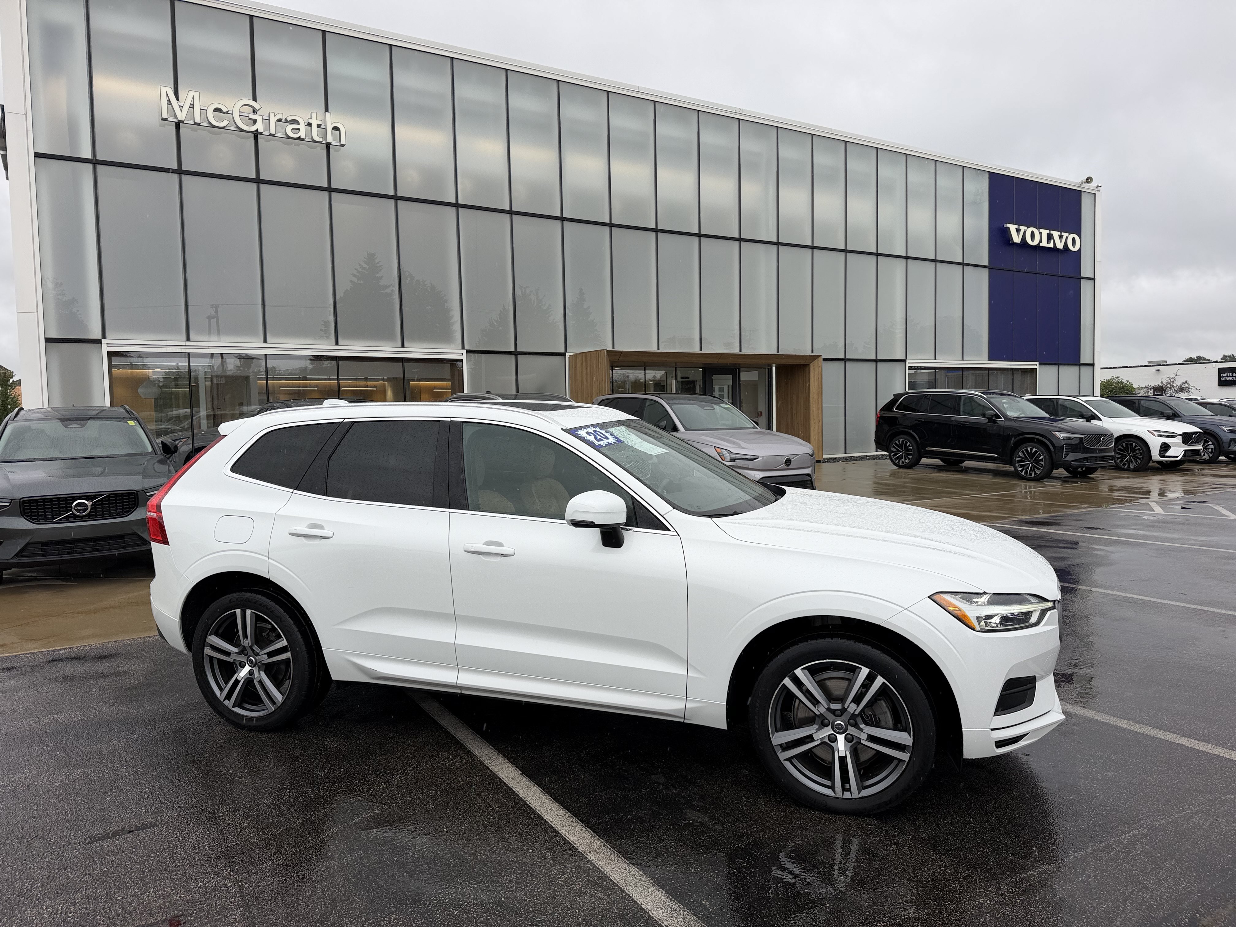 Used 2020 Volvo XC60 T6 Momentum w/ Protection Package AWD/4WD image 3