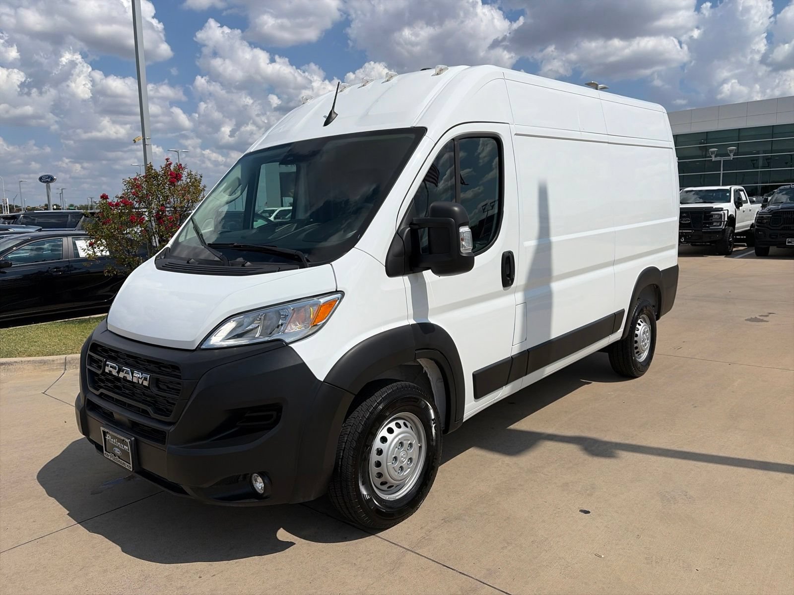 Used 2025 RAM ProMaster 2500 w/ Convenience Group FWD image 3