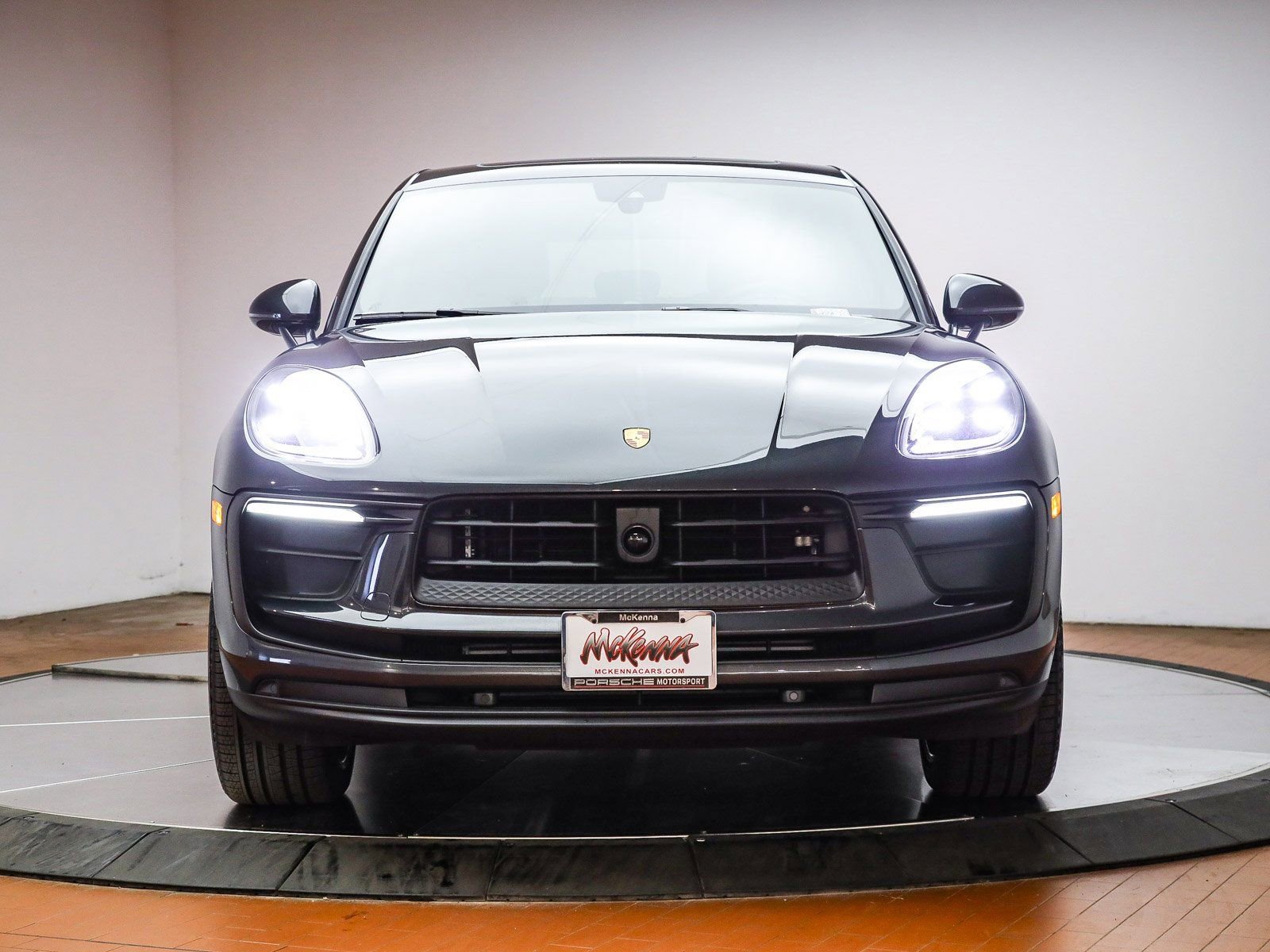 Certified 2025 Porsche Macan image 13