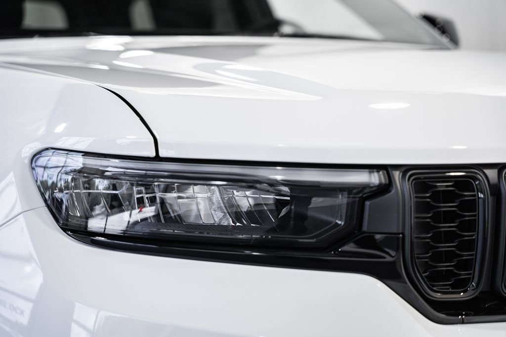 New 2025 Jeep Grand Cherokee Altitude image 12