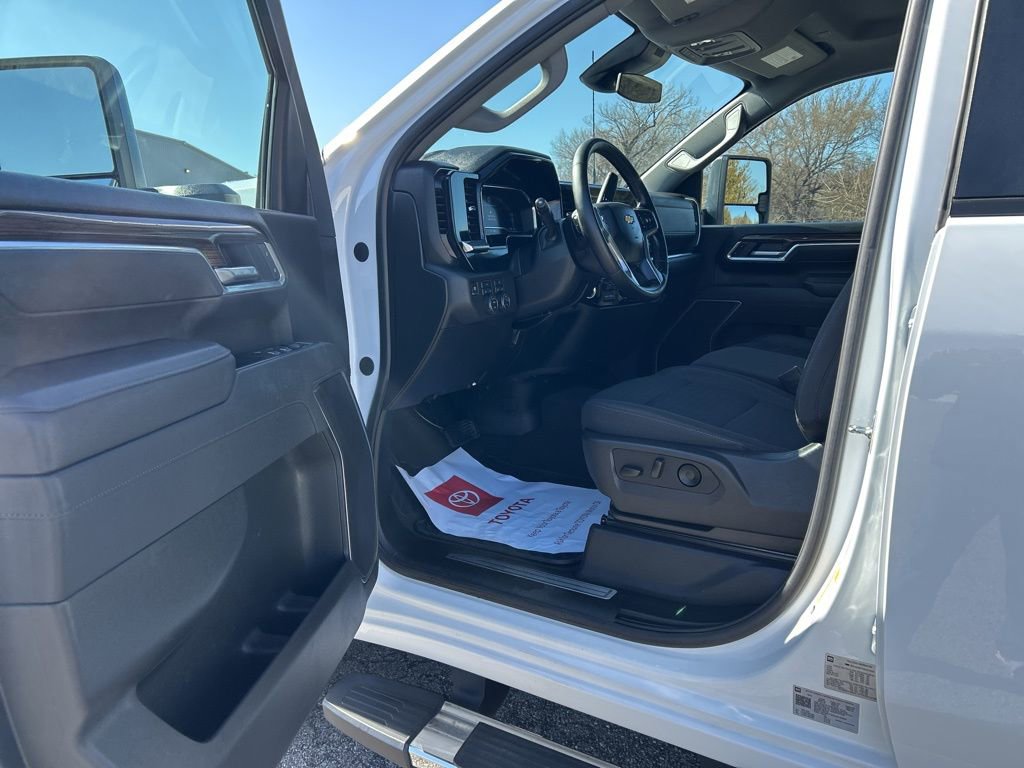 Used 2025 Chevrolet Silverado 2500 LT w/ Convenience Package image 10