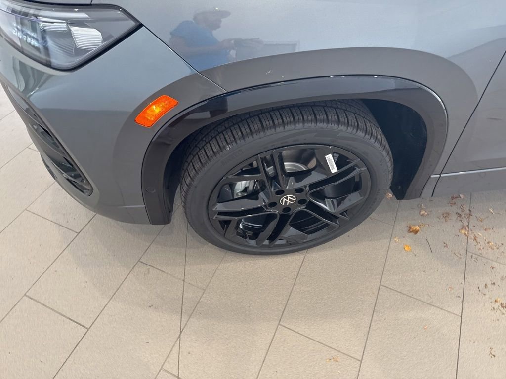 New 2025 Volkswagen Tiguan SE R-Line image 9