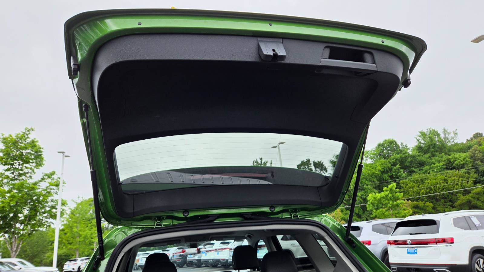 Certified 2025 Volkswagen Taos SE w/ Panoramic Sunroof Package FWD image 60