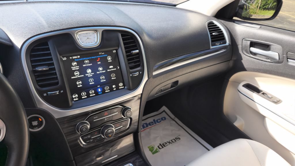 Used 2018 Chrysler 300 Touring RWD image 21