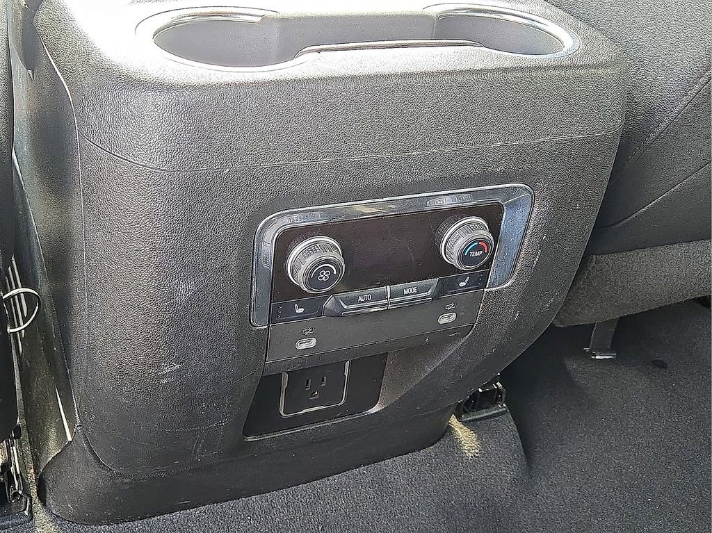 Used 2023 Chevrolet Suburban Premier image 17