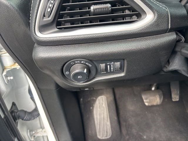 Used 2023 Chrysler Pacifica Touring FWD image 19