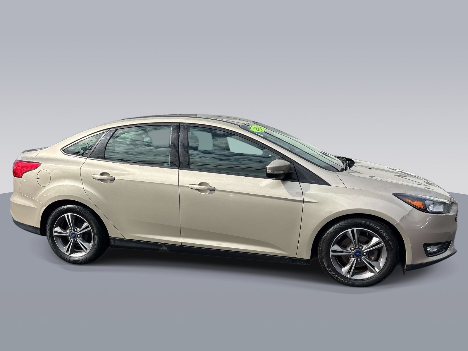 Used 2018 Ford Focus SE w/ SE Appearance Package FWD image 2