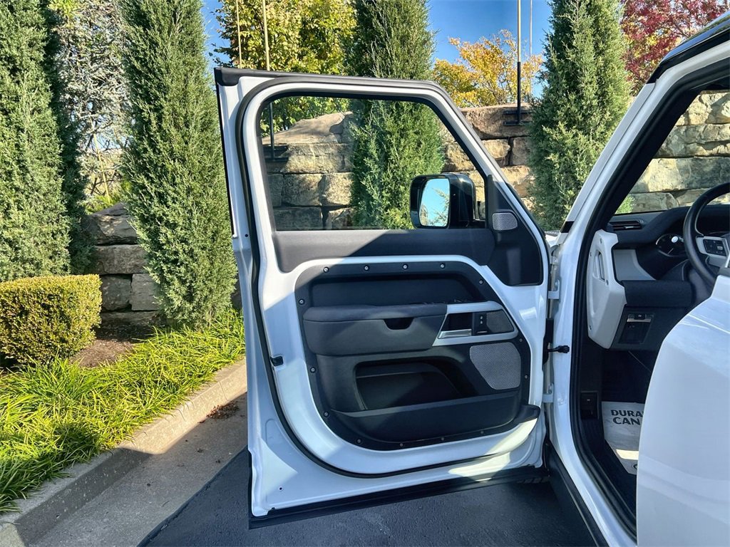 Used 2023 Land Rover Defender 130 S image 17