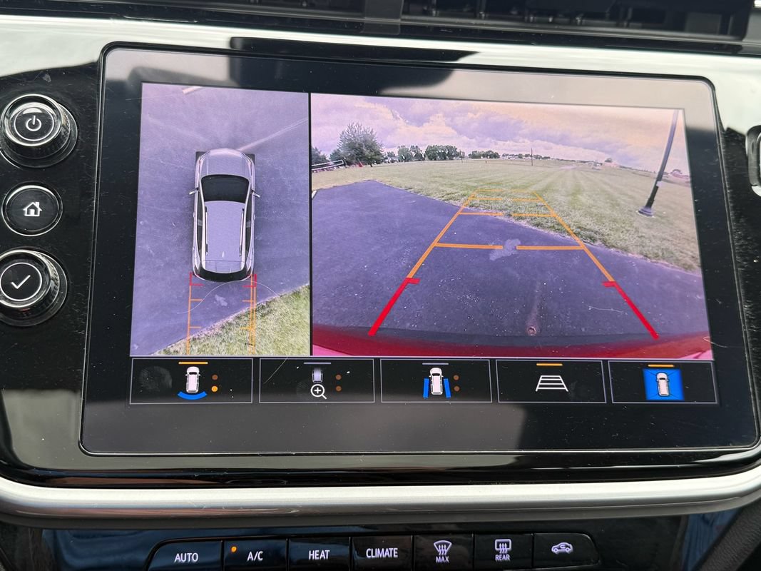 Used 2022 Chevrolet Bolt EUV Premier w/ Sun & Sound Package FWD image 17