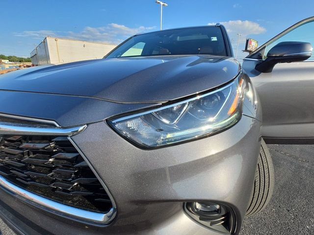 Used 2023 Toyota Highlander Platinum FWD image 28