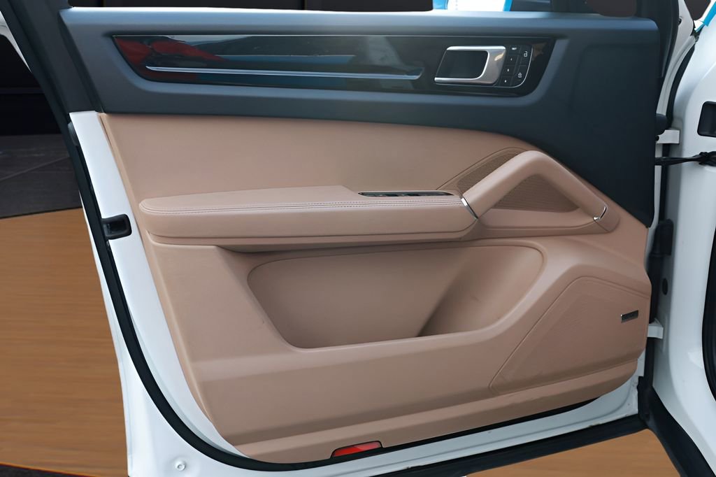 Used 2023 Porsche Cayenne image 24