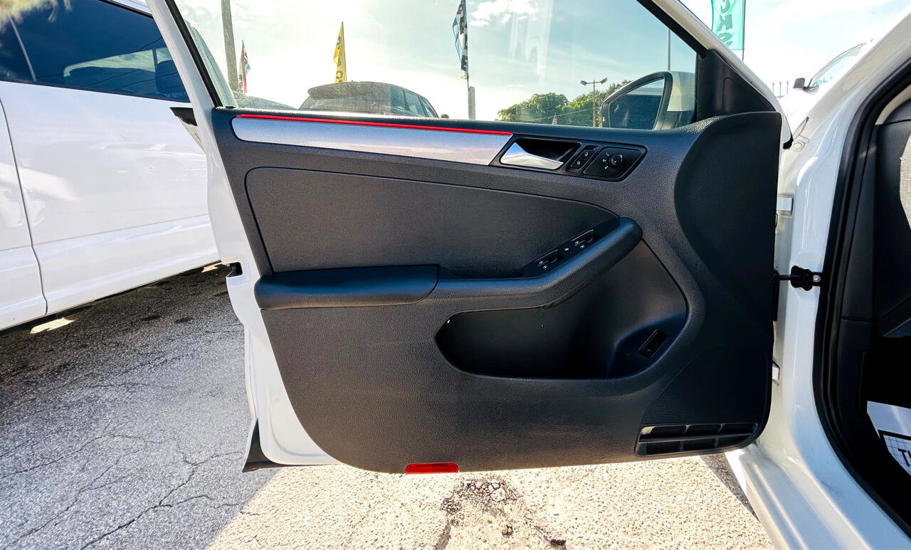 Used 2017 Volkswagen Jetta SE image 9