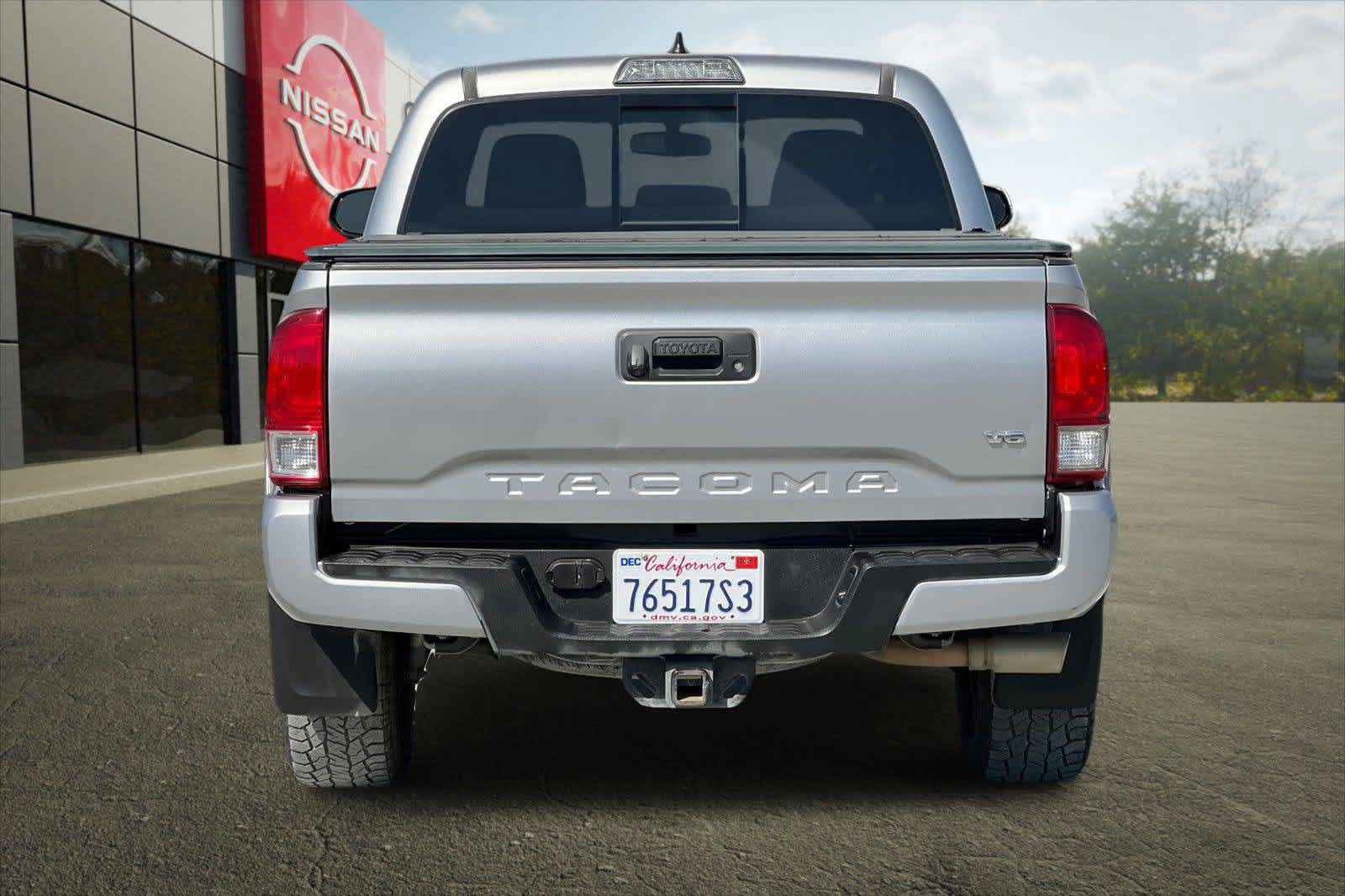 Used 2017 Toyota Tacoma TRD Sport w/ Tow Package RWD image 8