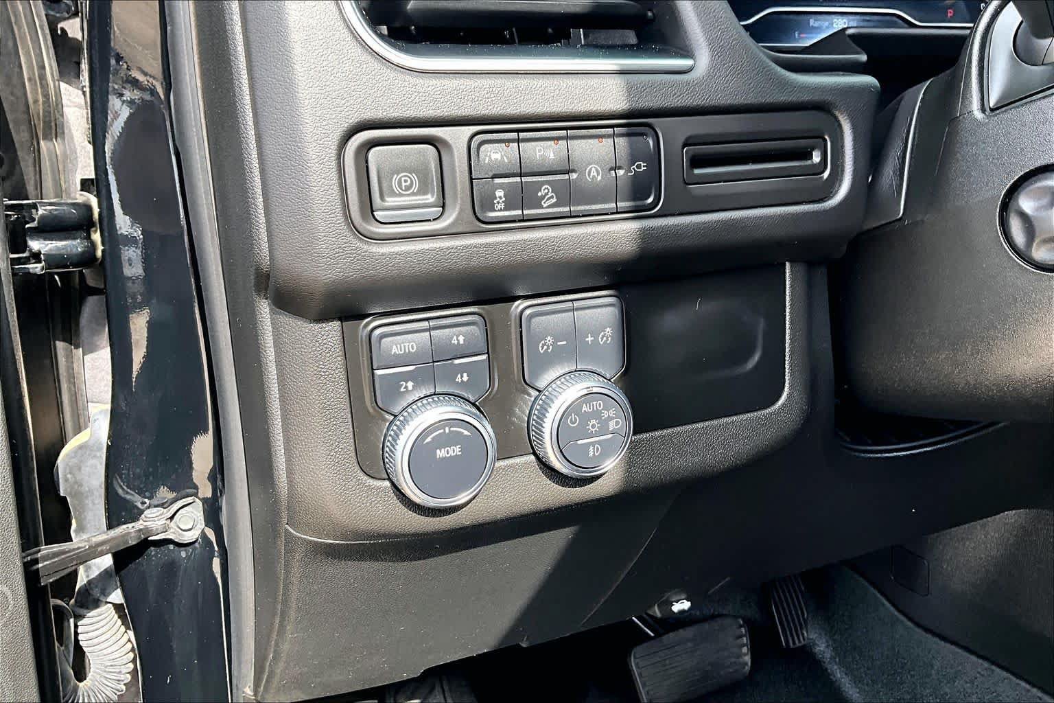 Used 2022 GMC Yukon XL AT4 AWD/4WD image 36