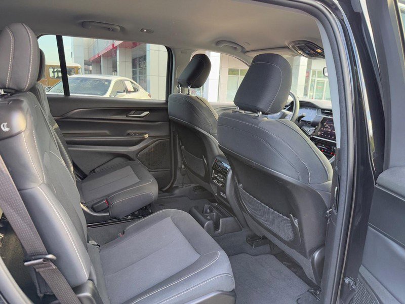 Used 2023 Jeep Grand Cherokee L Laredo image 11