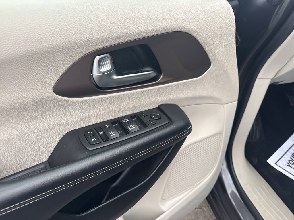 Used 2023 Chrysler Voyager LX FWD image 21
