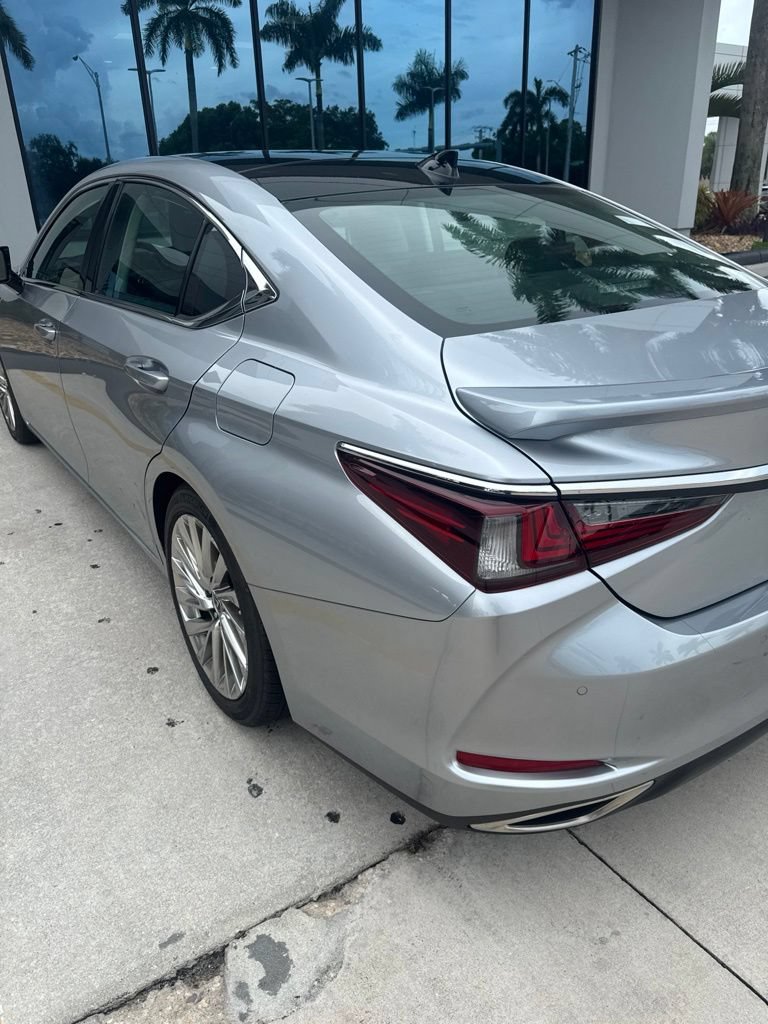 Used 2022 Lexus ES 350 Ultra Luxury w/ Accessory Package 2 FWD image 12