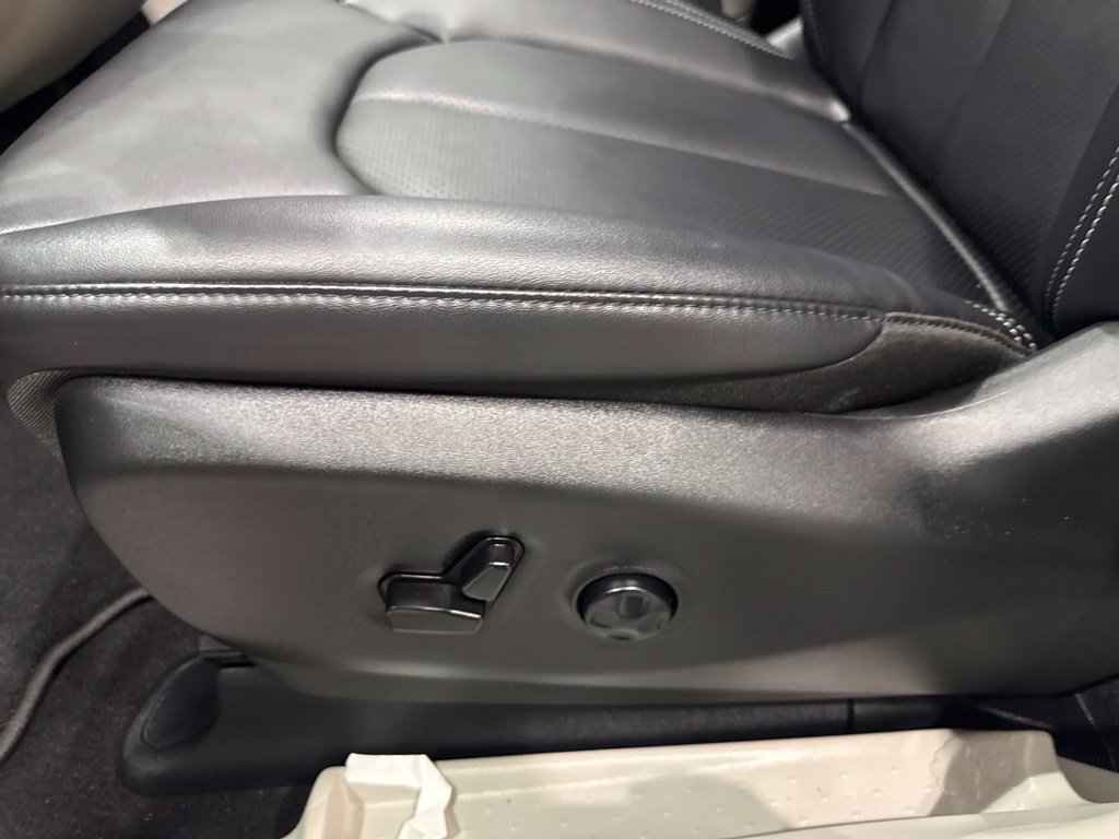 Used 2024 Chrysler Pacifica Touring-L w/ Uconnect Theater Family Group FWD image 28