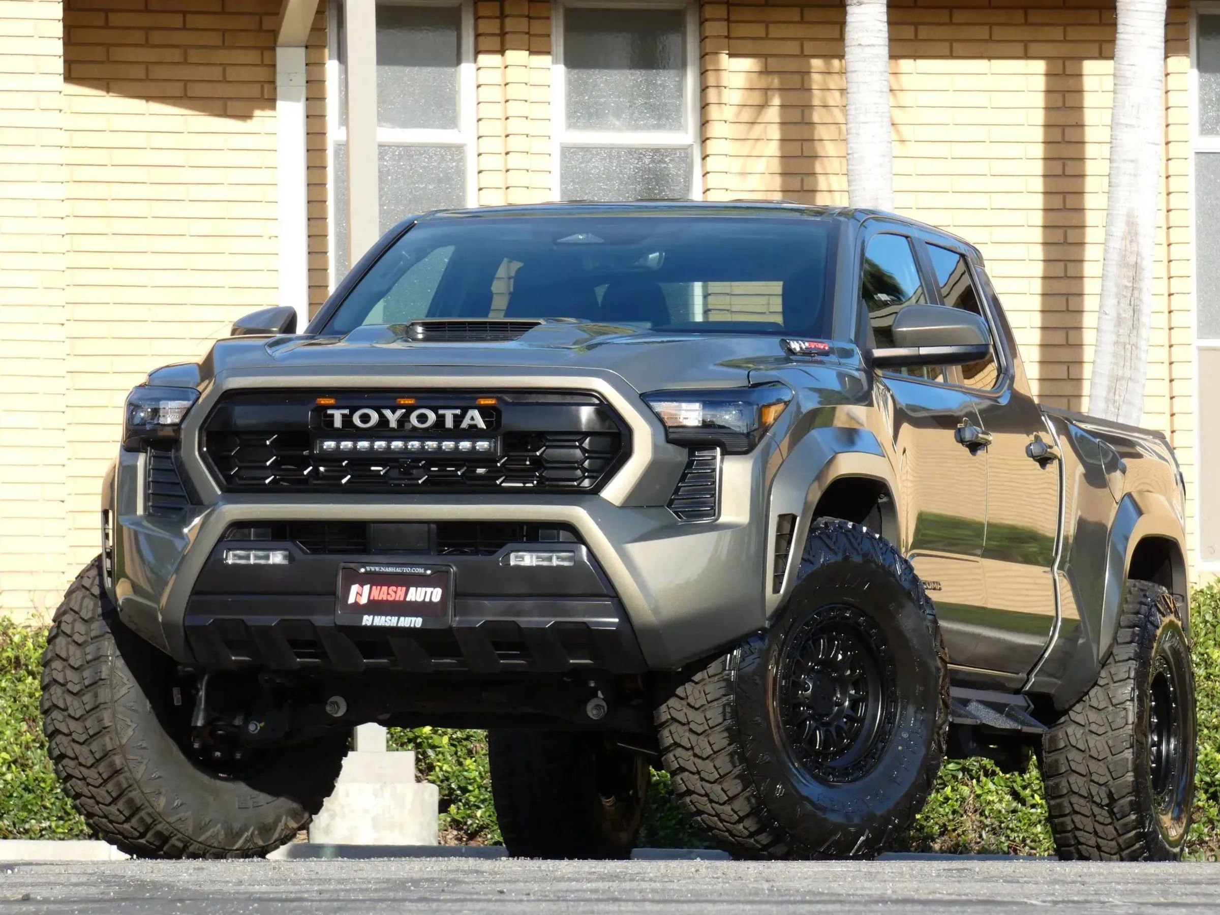 Used 2025 Toyota Tacoma TRD Sport image 2