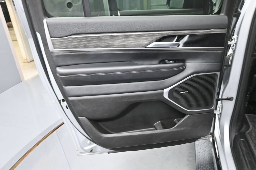 Used 2024 Jeep Wagoneer L Series II w/ Flexible Seating Group AWD/4WD image 17