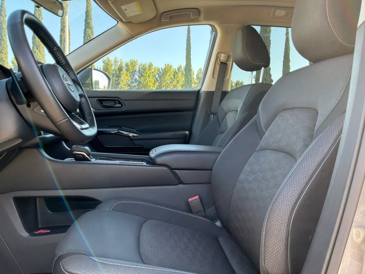 Used 2024 Nissan Pathfinder SV w/ SV Premium Package FWD image 17