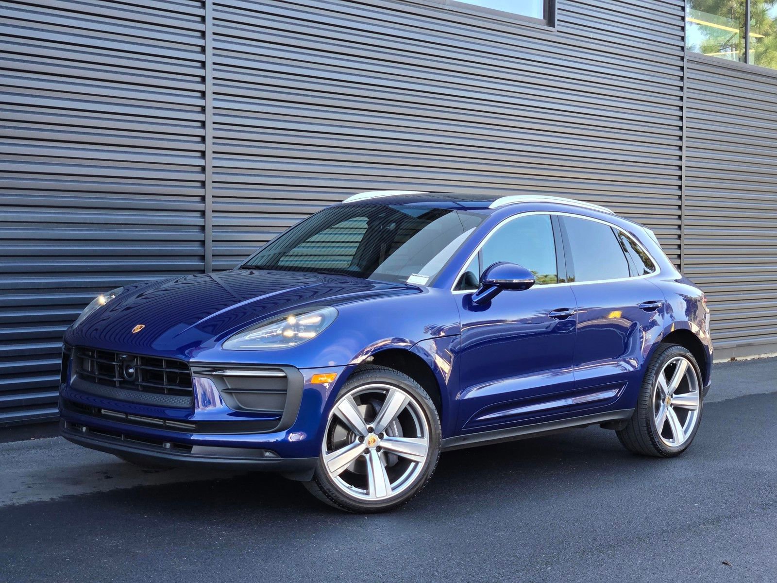 Used 2025 Porsche Macan AWD/4WD image 1
