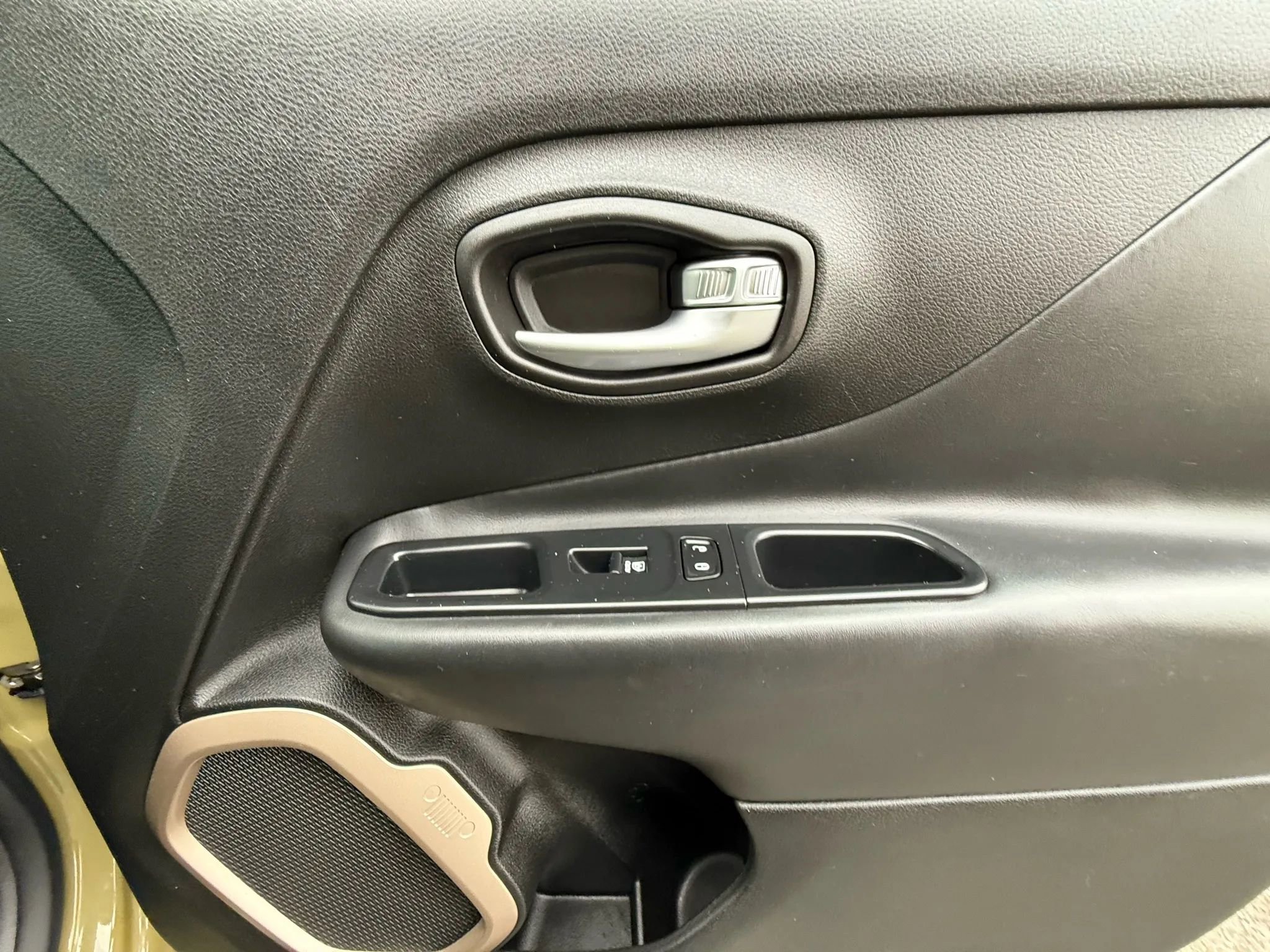 Used 2015 Jeep Renegade Limited w/ Safety & Security Group I image 28