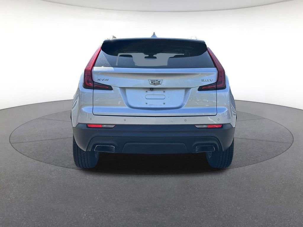 Used 2019 Cadillac XT4 Luxury w/ Cold Weather Package FWD image 4