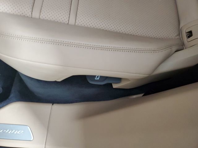 Used 2022 Porsche Cayenne w/ Premium Package image 14