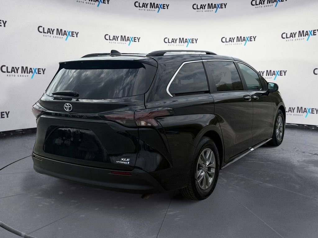 Used 2024 Toyota Sienna XLE FWD image 5