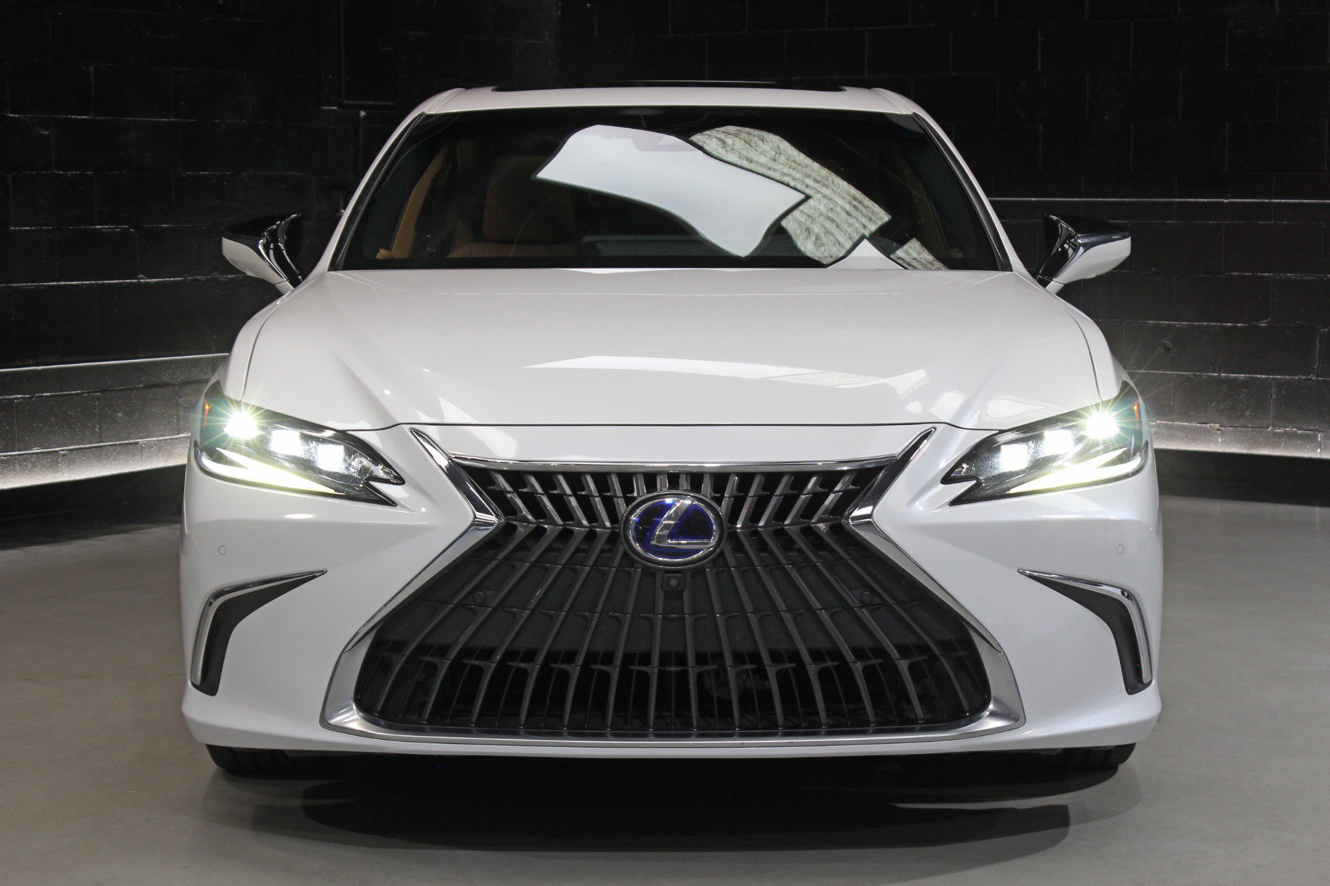 Used 2022 Lexus ES 300h Ultra Luxury w/ Accessory Package 2 FWD image 6