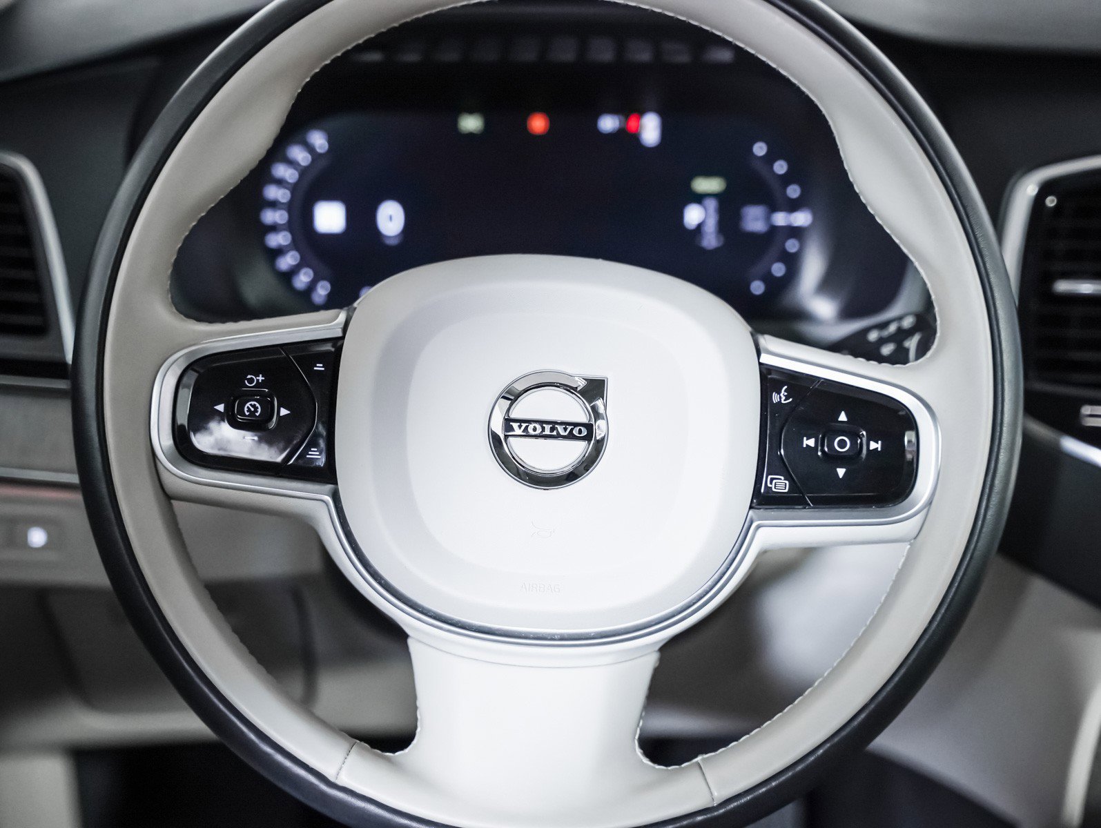 Used 2023 Volvo XC90 T8 Plus image 16