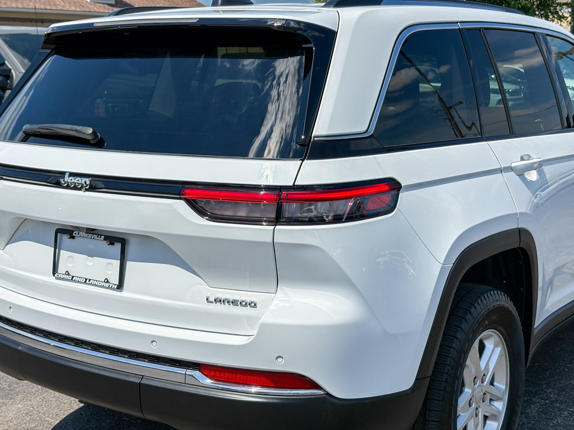 Used 2023 Jeep Grand Cherokee Laredo w/ Luxury Tech Group I AWD/4WD image 17