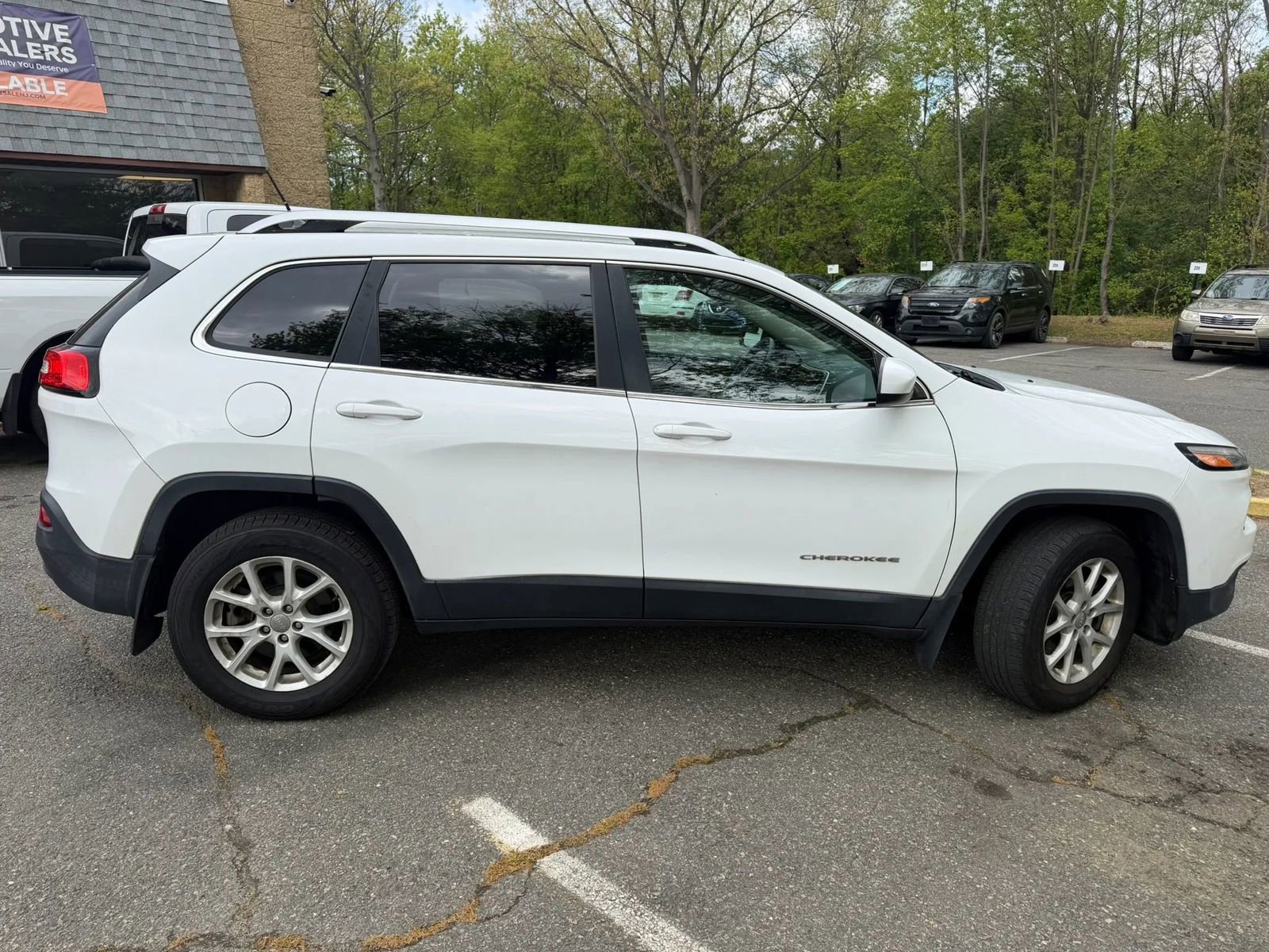 Used 2015 Jeep Cherokee Latitude w/ Cold Weather Group AWD/4WD image 8