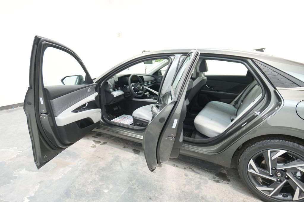New 2026 Hyundai Elantra Limited image 22