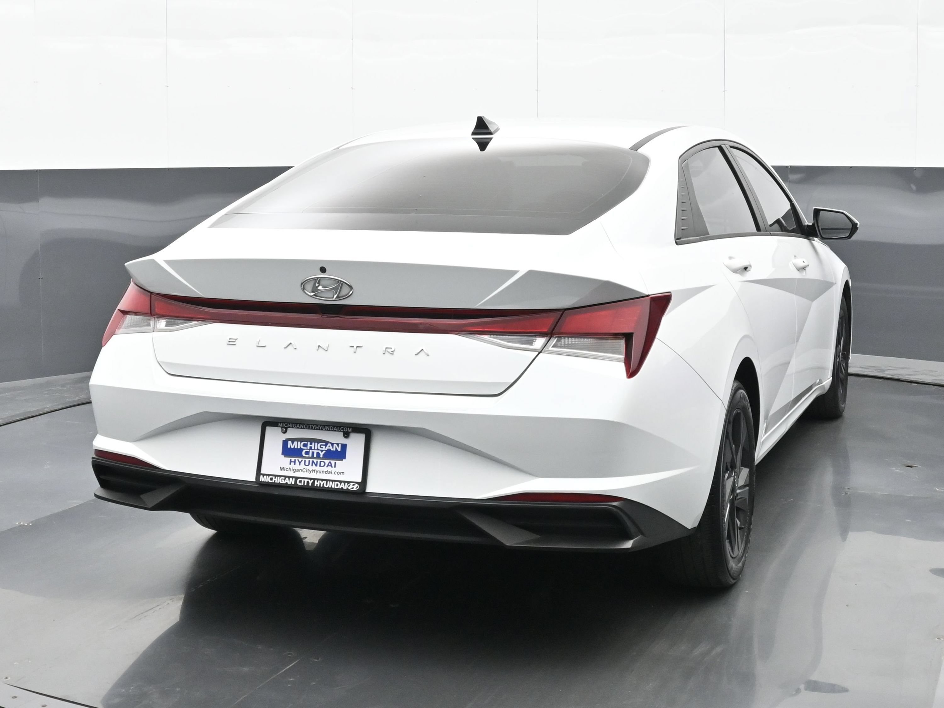 Used 2021 Hyundai Elantra SEL FWD image 4