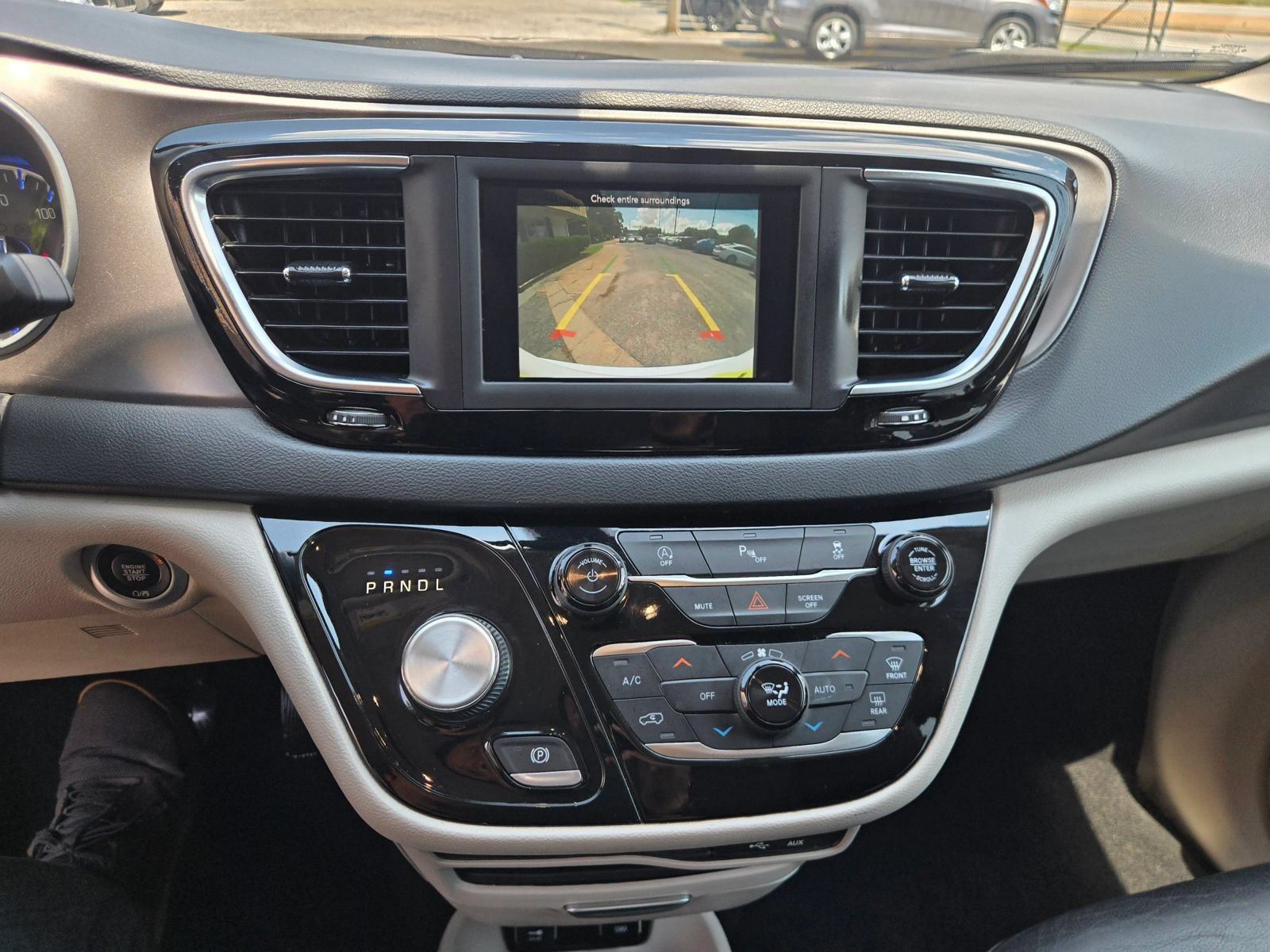 Used 2020 Chrysler Pacifica Touring-L FWD image 7