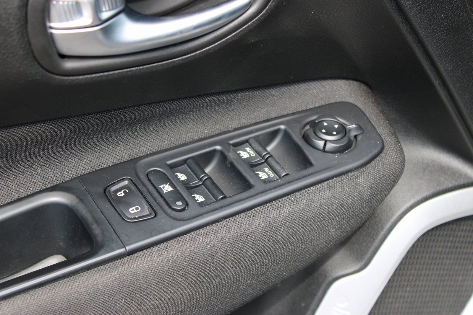 Used 2018 Jeep Renegade Latitude w/ Cold Weather Group AWD/4WD image 19