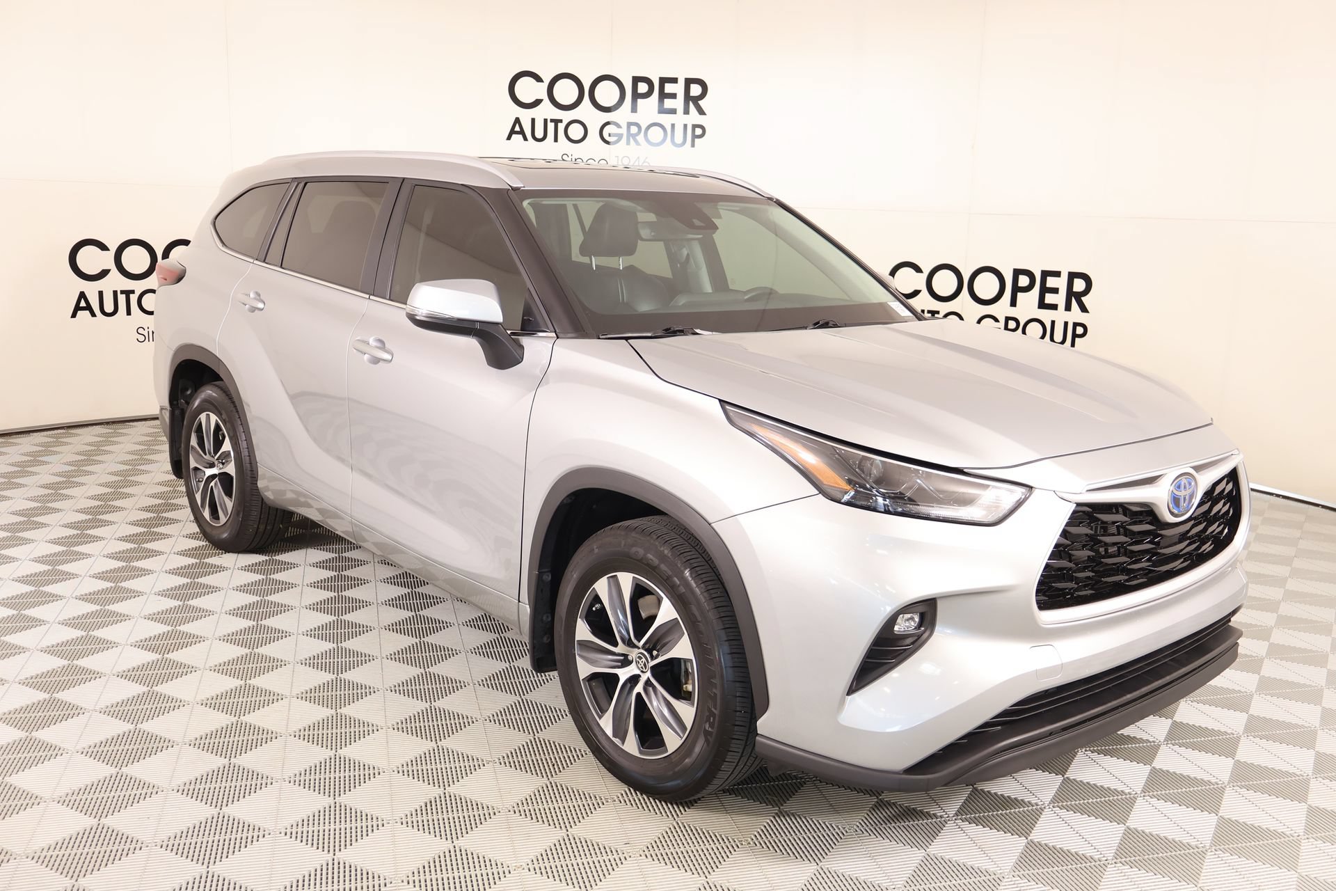 Used 2024 Toyota Highlander XLE FWD image 1